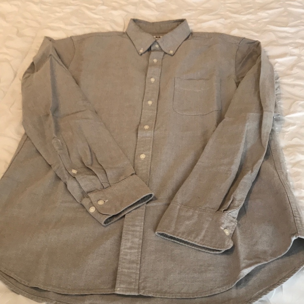 Uniqlo Men's Long Sleeve Button-Down Shirt in Light Gray